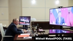 Президент России Владимир Путин во время видеоконференции с главой Китая Си Цзиньпином. 15 декабря 2021 года.