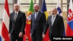 Зліва направо: президент Азербайджану Ільгам Алієв, голова Європейської ради Шарль Мішель, прем'єр-міністр Вірменії Нікол Пашинян, Брюссель, 14 травня 2023 року