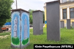Каменные скульптуры из коллекции исторического музея в Днепре стоят в защитных коробах