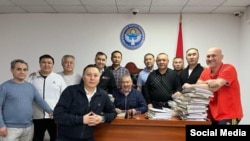 Кемпир-Абад иши боюнча айыпталып тергөө абагында жаткандар. Сүрөттөгүлөрдүн ичинен Бектур Асанов үй камагына чыккан.