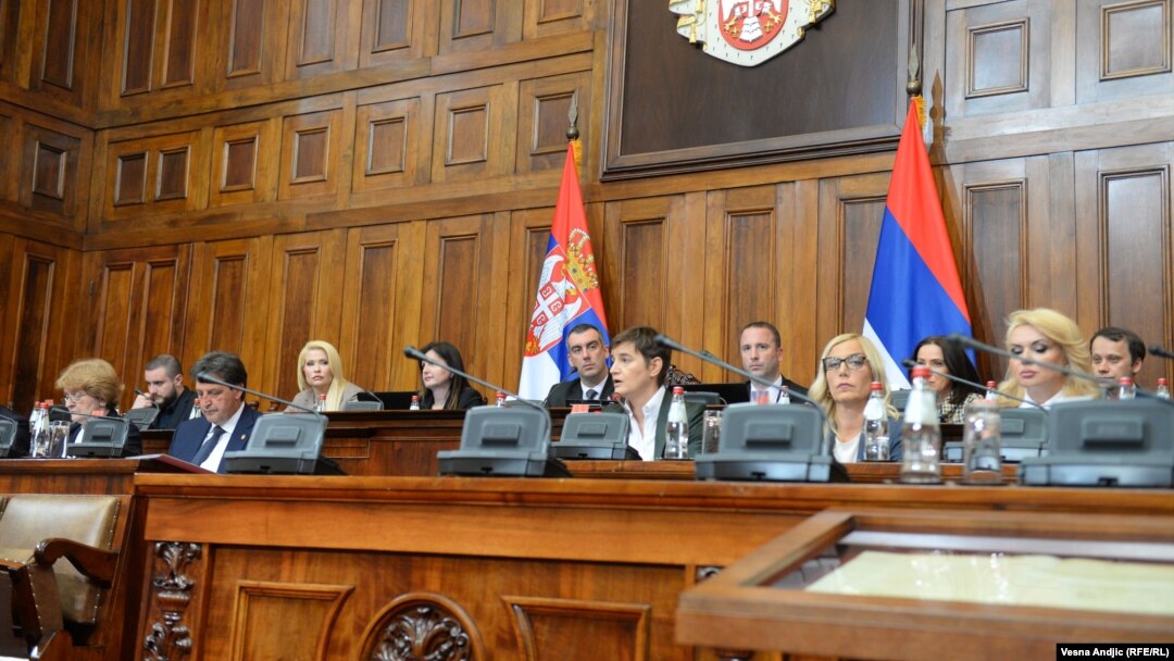 Premijerka Srbije i deo članova Vlade Srbije na sednici parlamenta na kojem se raspravlja o bezbednosnoj situaciji u Srbiji nakon dva masovna ubistva (18. maj 2023)