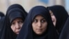 Femei iraniene stau la rând la o secție de votare din Teheran, la alegerile prezidențiale anticipate din 28 iunie.&nbsp;<br />
<br />
Iranienii au de ales între patru candidați, cei mai mulți radicali, pentru a-l înlocui pe Ebrahim Raisi, care <a href="https://do6icdmdy5giz.cloudfront.net/a/funeralii-prezidentiale-in-iran/32957135.html">a murit </a>în mai, într-un accident de elicopter.