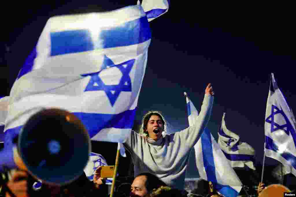 Në reforma përfshihen planet që Qeveria izraelite të ketë kontroll në komitetin që emëron gjyqtarët. Netanyahu ka thënë se reformat janë të dizajnuara për t’ua pamundësuar gjykatave një pushtet të plotë dhe se këto ndryshime janë votuar nga publiku në zgjedhjet e fundit.