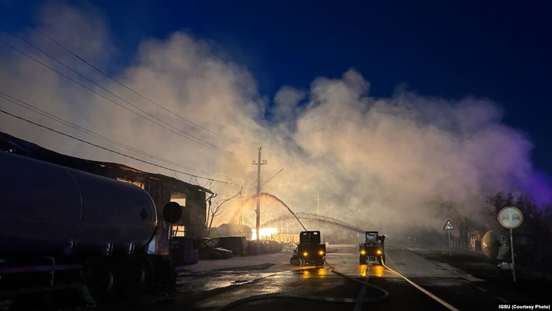 Incendiul care a urmat exploziilor de la stația GPL din Crevedia din seara zilei de 26 august 2023.