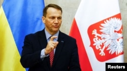 Міністр закордонних справ Польщі Радослав Сікорський під час візиту до України. Київ, 22 грудня 2023 року