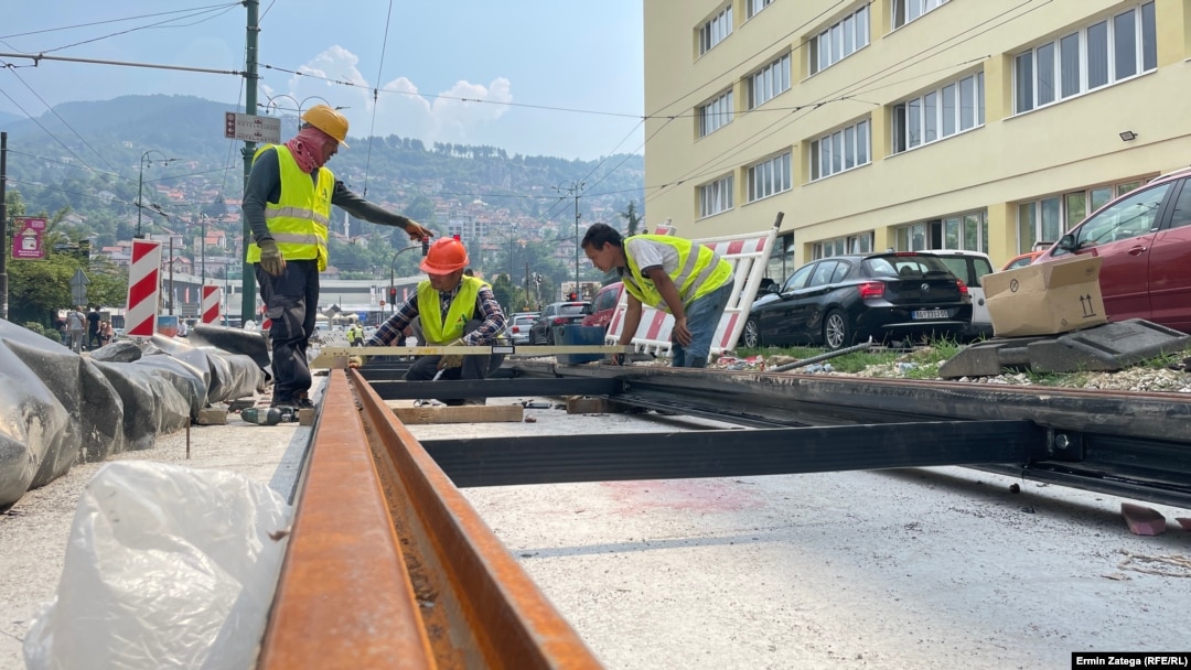 Nepalac Ashok Tamang radi kao građevinac u Bosni i Hercegovini već godinu i po. Trenutno obnavlja tramvajsku prugu u Sarajevu sa još 11 kolega iz Nepala (Sarajevo, 24. avgust 2023.)