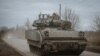 Американська бойова машина Bradley поблизу Авдіївки на Донеччині, Україна, грудень 2023 року