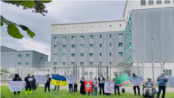 Батаев Iела Оьрсийчу дIаваларна дуьхьал болчу наха хIоттийна митинг йу Цюрихерчу депортацин центрана хьалха