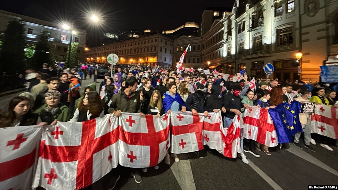 Demonstranti u Tbilisiju na protestima protiv zakona o "stranim agentima", 3. maj 2024.