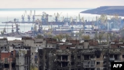 Радник міського голови окупованого Маріуполя Петро Андрющенко повідомляє, що в місті чули три вибухи