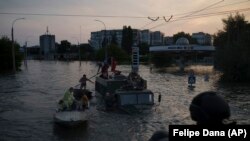 У Херсоні евакуювали людей із затопленого району, 6 червня 2023 року 