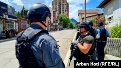 Косовската полиција го засили присуството во северна Митровица