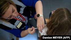 Legea prevede extinderea vârstei de vaccinare gratuită anti-HPV pentru fetele și băieții cu vârste între 11 și 26 de ani și introducerea sa în Programul Național de Vaccinare.