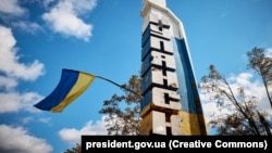 Cнаряд поцілив у центральній частині міста, біля магазину, повідомив голова області