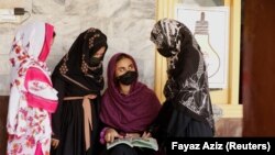 پاکستان کې یو شمېر زده کوونکې افغانې نجونې 