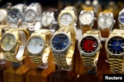 Korišteni Rolex satovi u izlogu prodavnice u Cirihu, juli 2021.