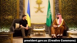 Прэзыдэнт Украіны Ўладзімір Зяленскі і насьледны прынц і прэм'ер-міністар Саудаўскай Арабіі Мухамад бен Салман аль Сауд. Джыда, Саудаўская Арабія, 12 чэрвеня 2024 г.
