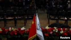 د چین او په افغانستان کې د طالبانو د حاکم حکومت بیرغونه