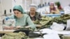 Грозныйдағы әскери киім тігетін фабрика. Соғыс кезінде қорғаныс саласына қажет өнімдер шығаратын осындай зауыт-фабрикалардағы қызметкерлердің жалақысы артты.