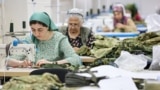 Грозныйдағы әскери киім тігетін фабрика. Соғыс кезінде қорғаныс саласына қажет өнімдер шығаратын осындай зауыт-фабрикалардағы қызметкерлердің жалақысы артты.