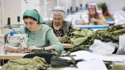 Грозныйдағы әскери киім тігетін фабрика. Соғыс кезінде қорғаныс саласына қажет өнімдер шығаратын осындай зауыт-фабрикалардағы қызметкерлердің жалақысы артты.