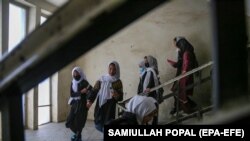 ارشیف: په کابل کې د یوه ښوونځي زده کوونکې. طالبانو په بیا ځلي واکمنېدو سره له شپږم ټولګي پورته د نجونو پر مخ د زده کړو دروازې بندې کړې دي.