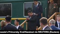 Севернокорејскиот лидер Ким Џонг Ун пречекан на железничка станица блису Владивисток во Русија, 16 септември 2023