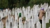 O femeie musulmană își plânge rudele pierdute în masacrul de la Srebrenica, 11 iulie 2024.