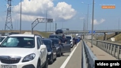 Автомобильная «пробка» на въезде на Керченский мост, архивное фото 