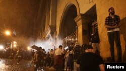У МВС заявили, що учасники акції поводилися агресивно та намагалися пошкодити вхідні двері парламенту