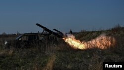 Українські військові ведуть вогонь по російських позиціях поблизу лінії фронту в Запорізькій області, 7 листопада 2023 року