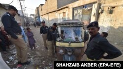 پاکستان کې افغان کډوالو پسې ګرځیدونکي پولیس ځواکونه