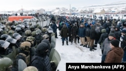 Баймакта колониягә хөкем ителгән активист Фаил Алсыновны хуплап узган каршылык чарасы. 17 гыйнвар 2024 ел