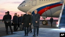 Президент Казахстана Касым-Жомарт Токаев встретил у трапа самолета прибывшего с визитом в Астану президента России Владимира Путина, 9 ноября 2023 года.