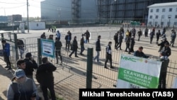 Иностранные граждане у здания Многофункционального миграционного центра.