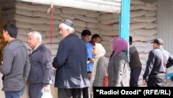 Мардум ҳангоми харидани орд дар бозори "Меҳргон"