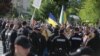 Протестиращи в подкрепа на изпращане на военна помощ за Украйна в София в сряда. Те са обградени от жандарменрия, защото в съседство има протест срещу предоставянето на помощ за Киев