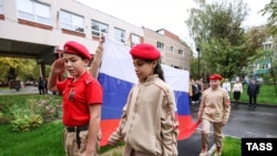 З українських дітей намагаються зробити російських патріотів, кажуть освітяни. Фото ілюстраційне – юнармійці в одній з московських шкіл