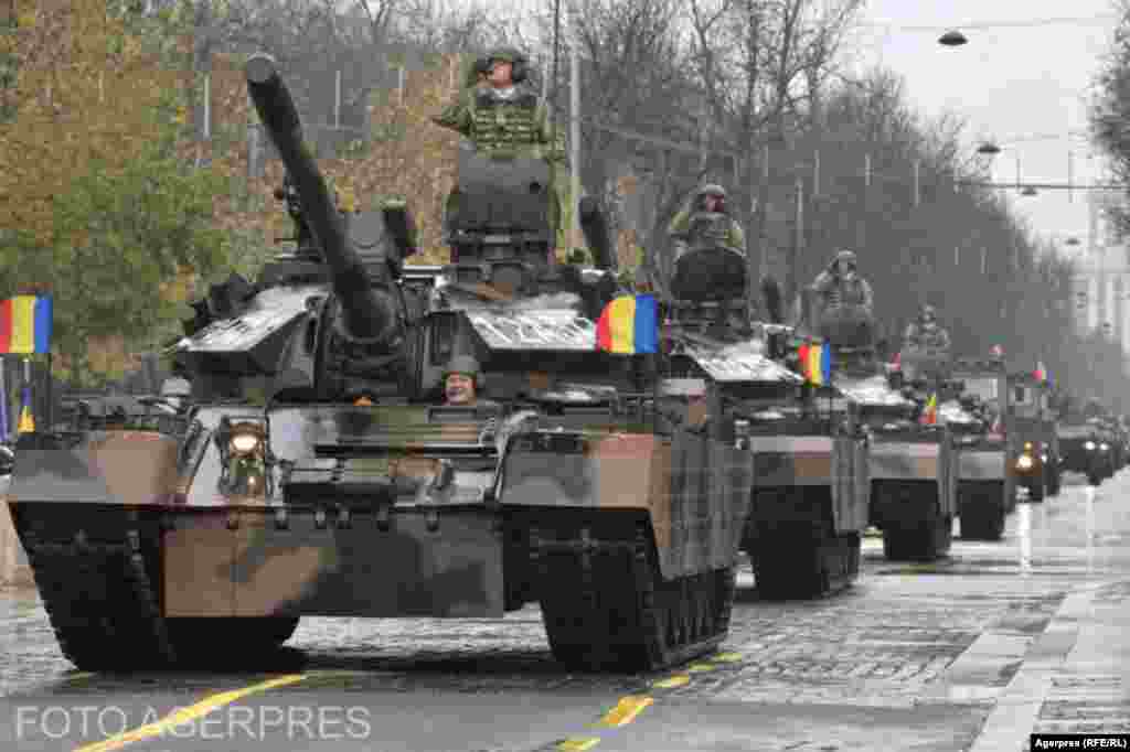 Defilarea blindatelor. Câteva sute de bucureșteni au urmărit parada de 1 Decembrie, dedicată Zilei Naționale. 
