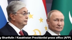 Владимир Путин (справа) и Касым-Жомарт Токаев. Астана, октябрь 2022 года. Архивное фото.