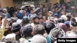 ملا مهدي مجاهد په سرپل کې د خپلو ملاتړو په منځ کې 