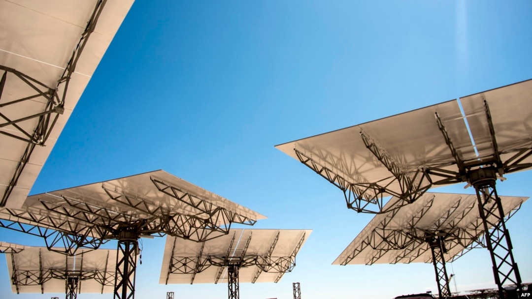 Pogled na solarne panele u Cerro Dominadoru, prvoj termosolarnoj elektrani u Latinskoj Americi, u Antofagasti, Čile.