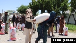 خلک وايي، اړو کسانو ته مرستې نه‌رسيږي.