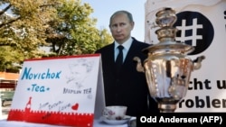«Чай Новачок» перед зображенням президента Росії Володимира Путіна – акція поблизу російського посольства в Берліні, 23 вересня 2020 року