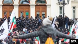 Полиция и протестиращи пред сградата на парламента в сряда
