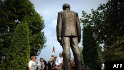 Носталгично настроени посетители поднасят цветя на паметника на Тодор Живков в Правец през 2011 г.