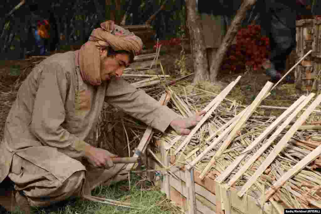په کندهار کې راټول شوي انار بسته بندي کېږي او له دې وروسته بیا د پلور لپاره بازار ته وړاندې کېږي.