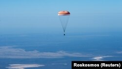 Капсула з космонавтами, які повертаються з МКС, над Казахстаном, 17 квітня 2020 року