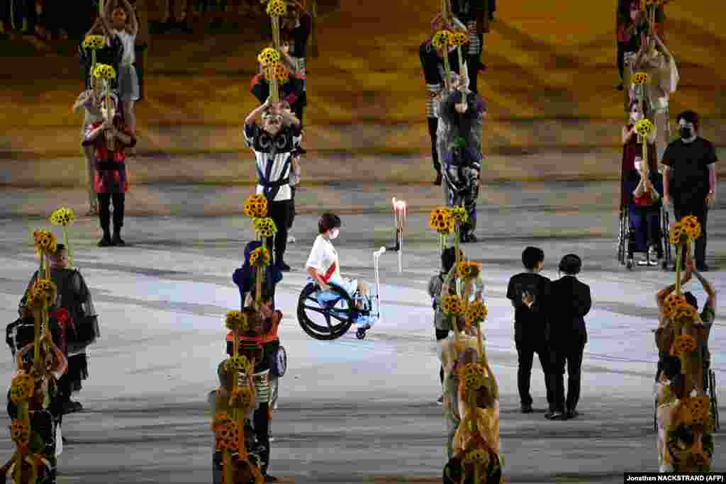 На стадыён уносяць алімпійскі агонь.