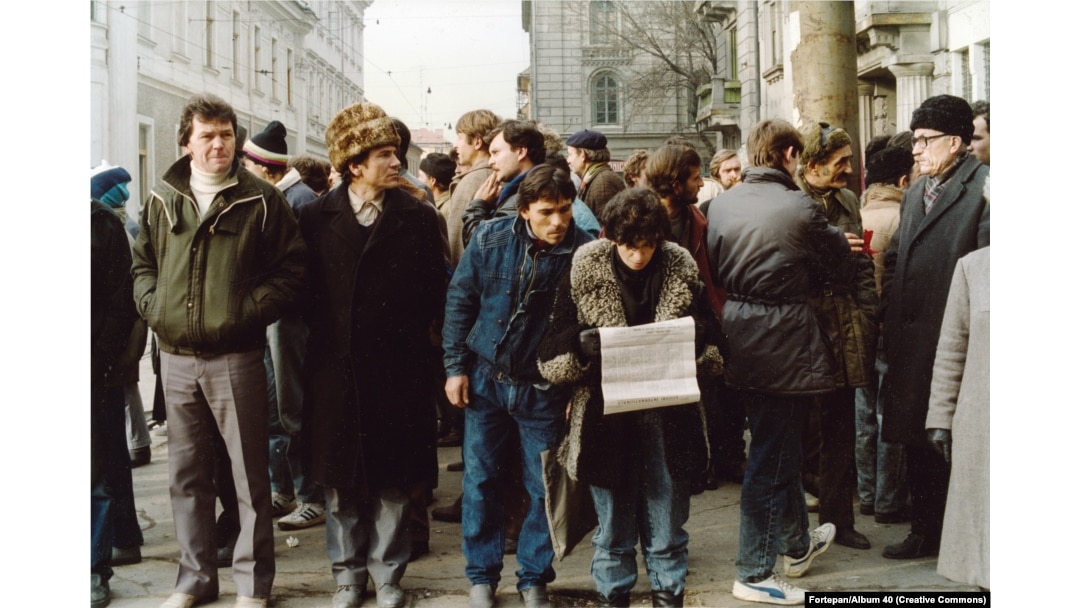 Români în centrul Timișoarei în timpul Revoluției din decembrie 1989.